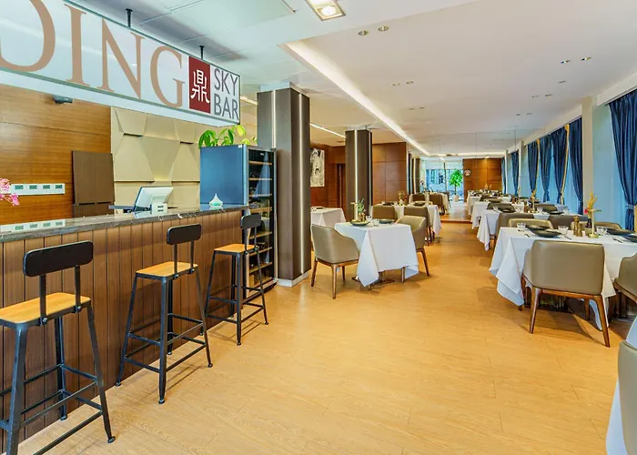 Fraser Suites Shenzhen: Infinity Pool & Business Zone Convenience